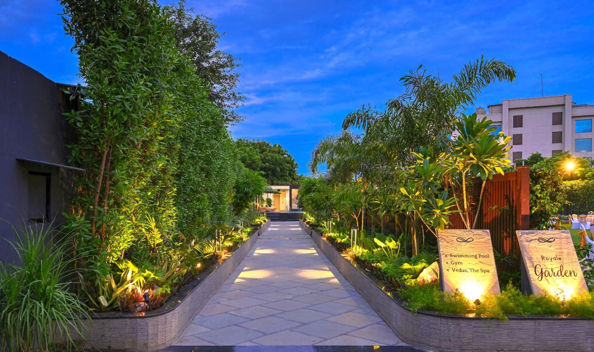 אגרה Royale Sarovar Portico Agra מראה חיצוני תמונה