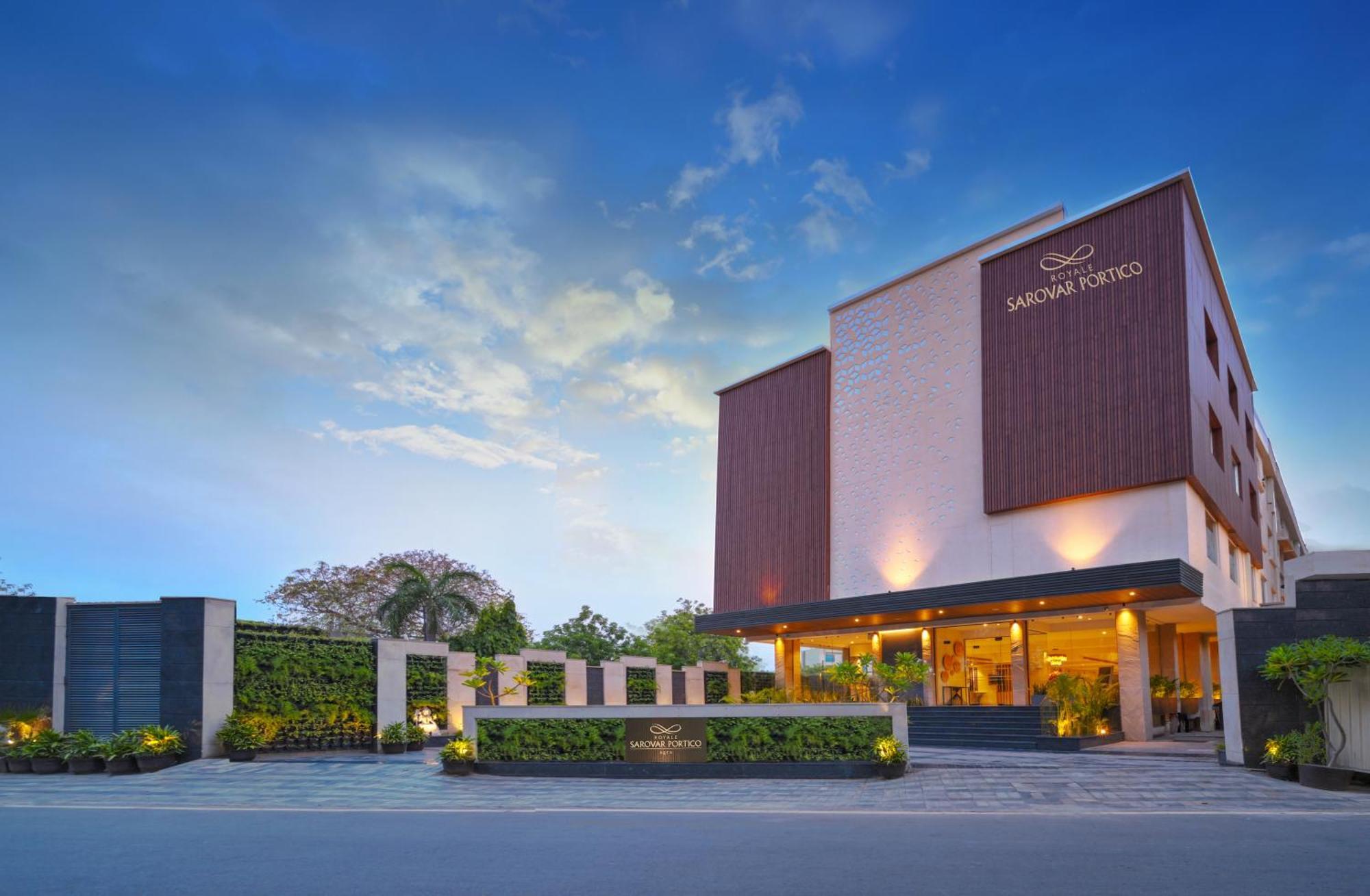 אגרה Royale Sarovar Portico Agra מראה חיצוני תמונה